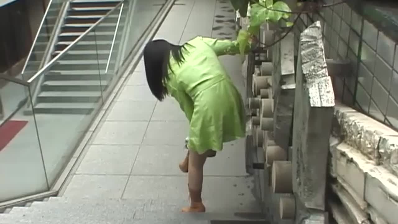 【激ヤバ羞恥露出】全裸で交差点！恥ずかしさの限界！人通りの多い街角で過激露出やり放題