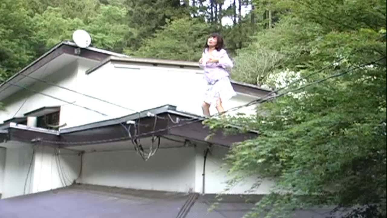 「私のオナニー見てくださーい！」と民家の屋根の上で叫んで野外露出おマンズリ！狂った度胸の変態女